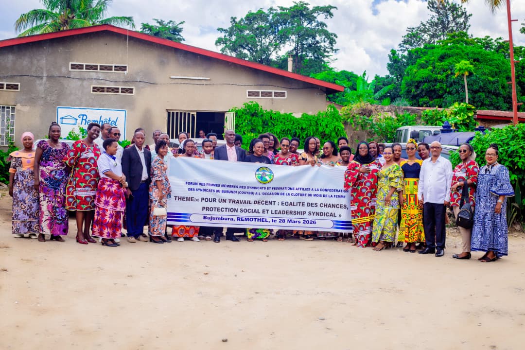 Photo de famille des participants au forum des femmes travailleuses de la COSYBU, Bujumbura, 28 mars 2026