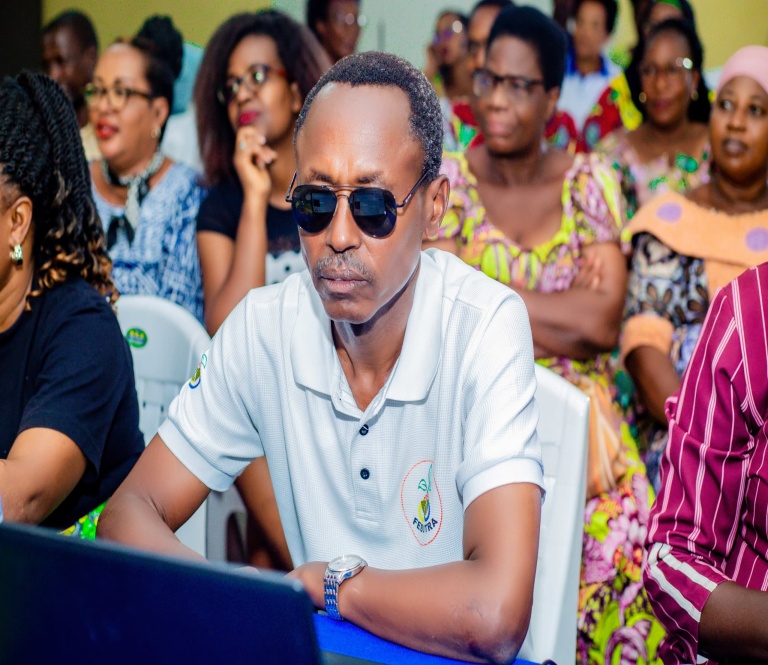 Participants au forum des femmes travailleuses de la COSYBU